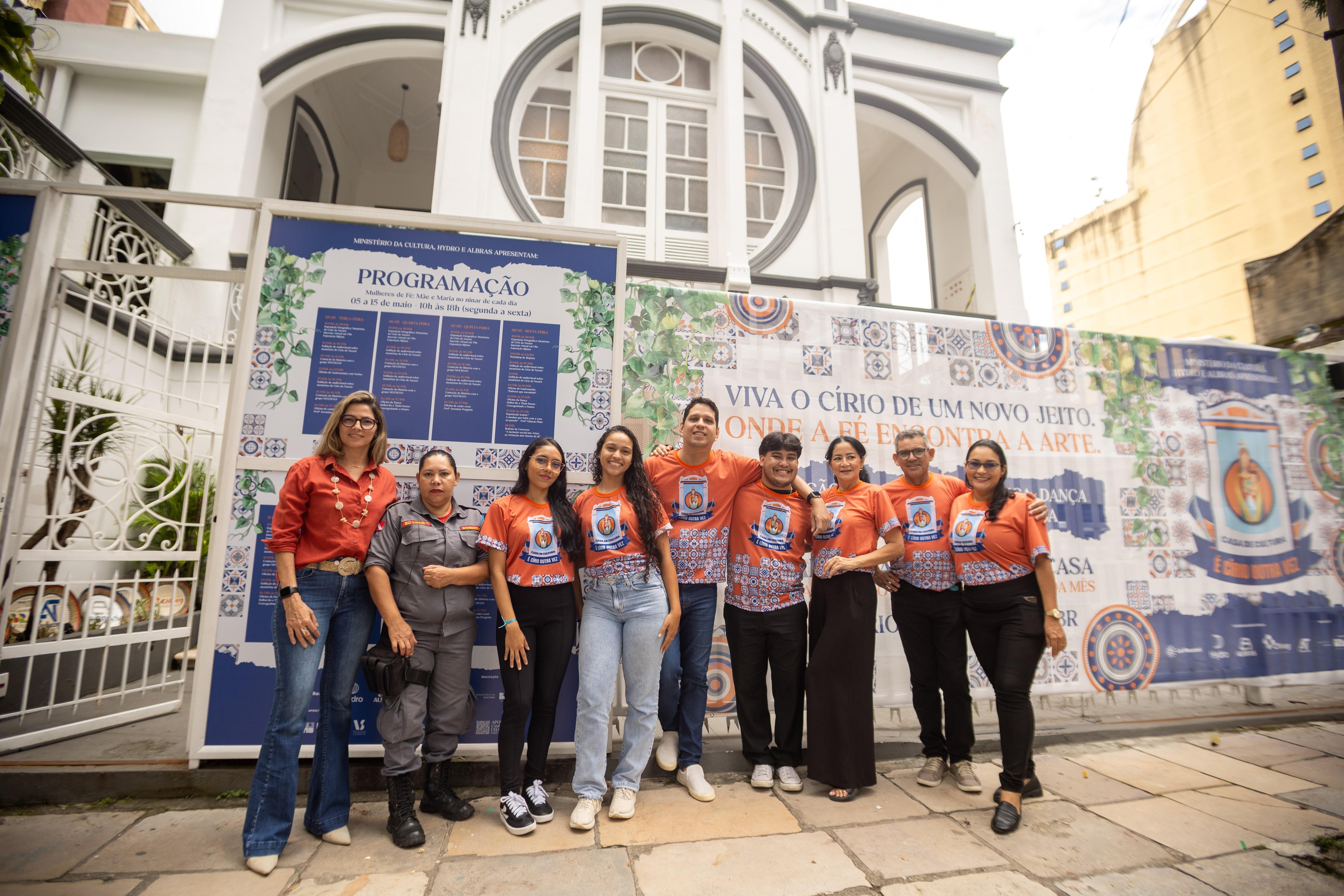 Equipe de colaboradores reunida em frente à fachada do casarão histórico da Casa de Cultura É Círio Outra Vez, na Avenida Nazaré, em Belém.